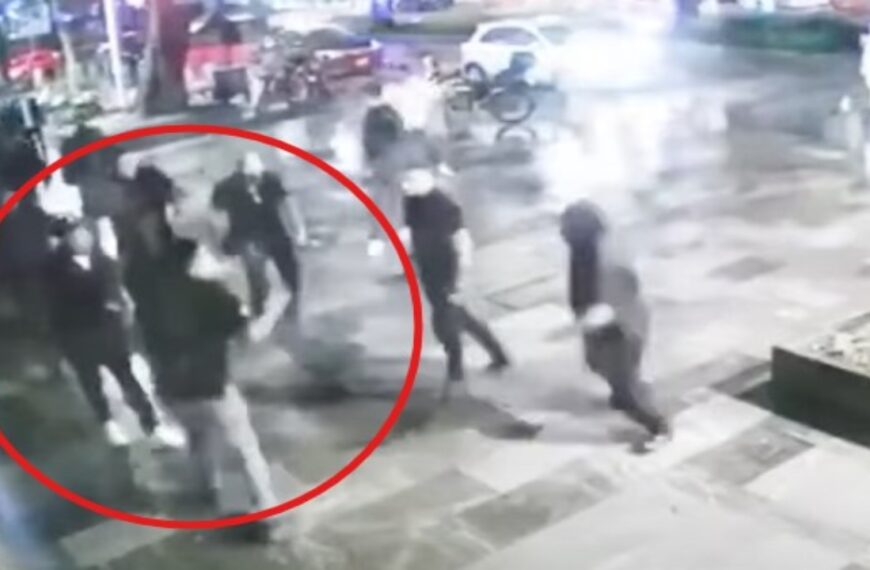 Cadeneros golpean brutalmente a cliente en Puebla; ¿Por no dejar propina?