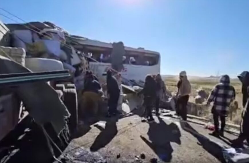 Camión choca contra un autobús de pasajeros en carretera que conecta a Bolivia con Chile