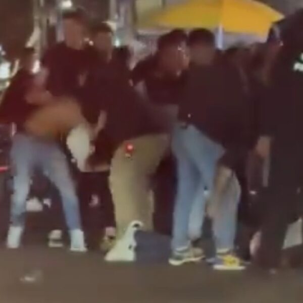 VIDEO: Captan brutal golpiza a jóvenes afuera de un bar sobre Acoxpa, en la CDMX