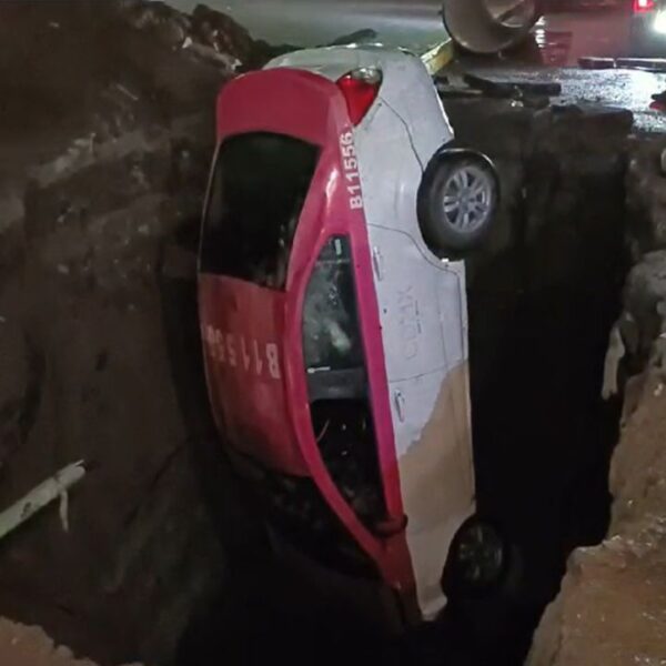 VIDEO: Taxi de CDMX cayó en una excavación mal señalizada de 4 metros de profundidad