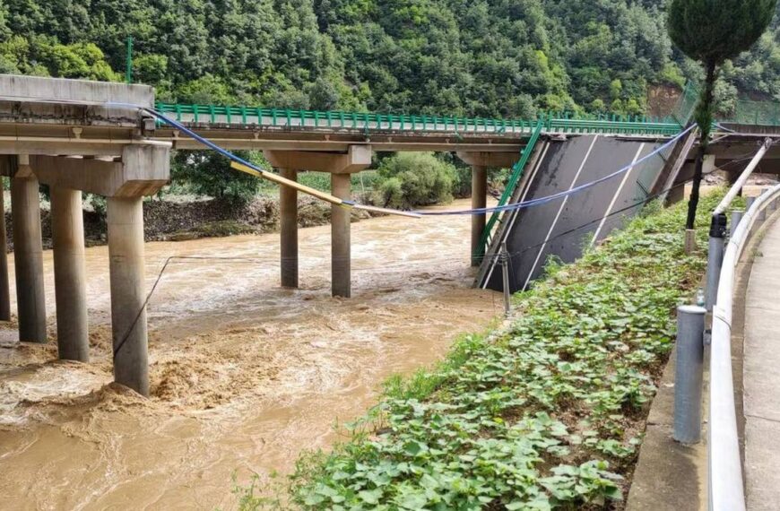 Derrumbe de un puente vehicular en China deja 12 muertos