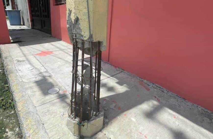 Colonia Arboledas: 2 postes de luz en riesgo de caerse