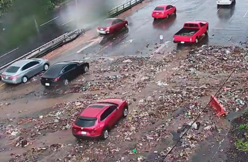 ¡Circulación colapsada! Deslizamiento de tierra y basura sobre carretera México-Pachuca en Tlalnepantla