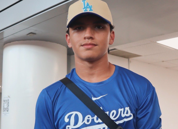 ¡Orgullo mexicano! El joven Ezequiel Rivera firma con los Dodgers a los 14 años