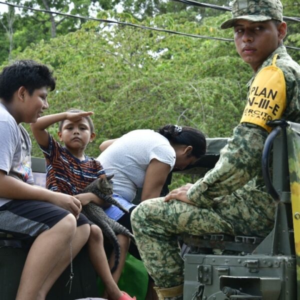 ¡Fuerzas Armadas en acción! Uniformados ayudan a población evacuada por el huracán Beryl