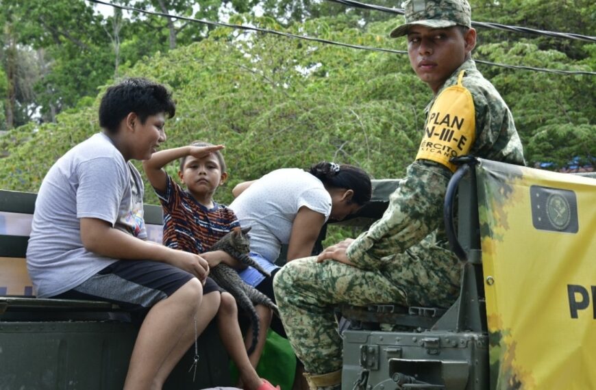 ¡Fuerzas Armadas en acción! Uniformados ayudan a población evacuada por el huracán Beryl