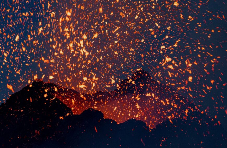 Volcán Etna hace impresionante erupción con cascadas de lava