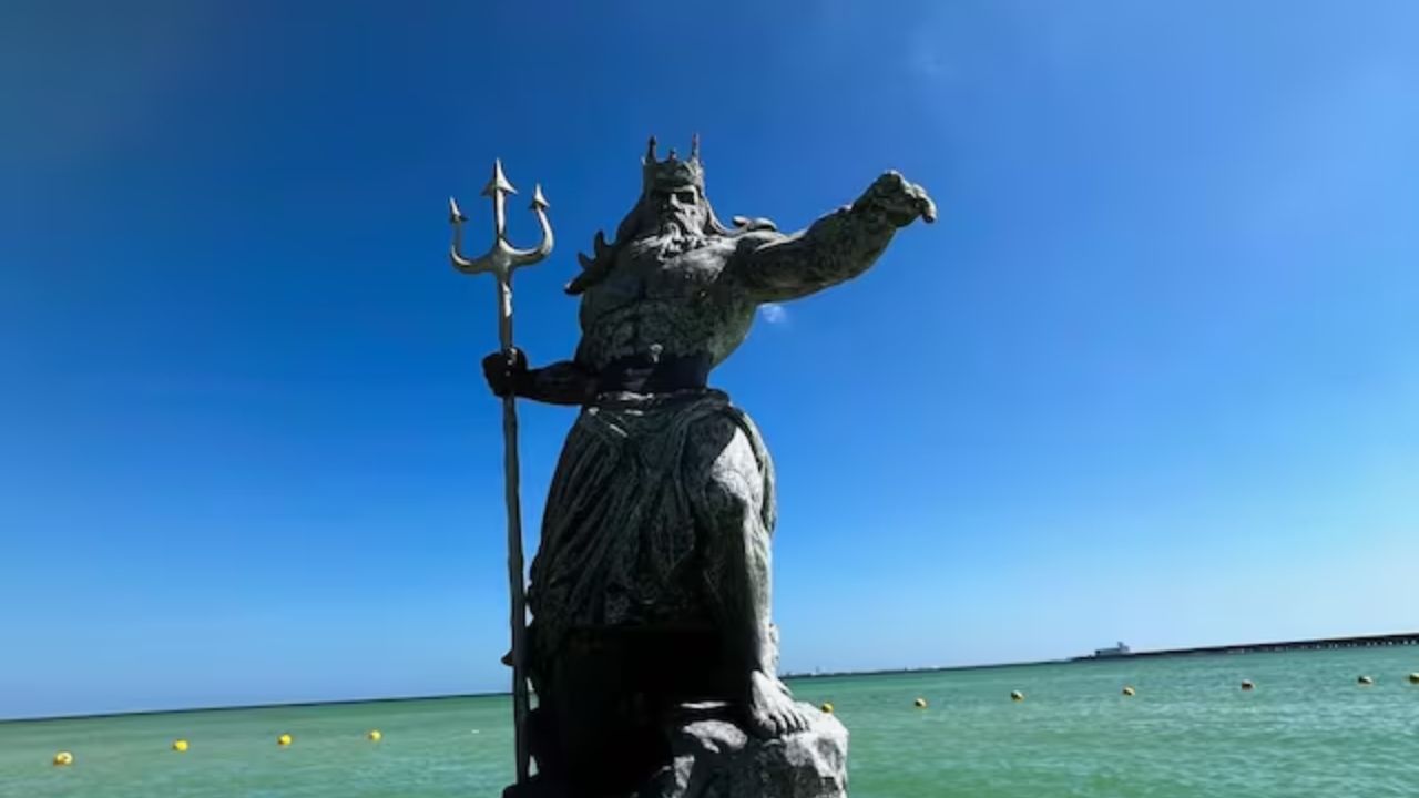 ¡Chaac venció! Clausuran estatua de Poseidón en playa de Yucatán