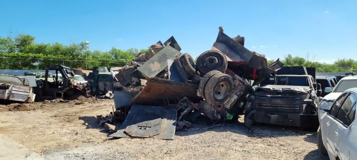La FGR y Semar destruyen 5 vehículos “monstruo” relacionados con el crimen organizado