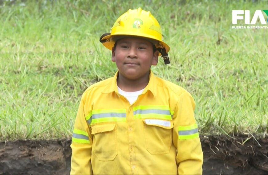 Gael, el niño brigadista de 11 años que combate el fuego en Huitzilac, Morelos