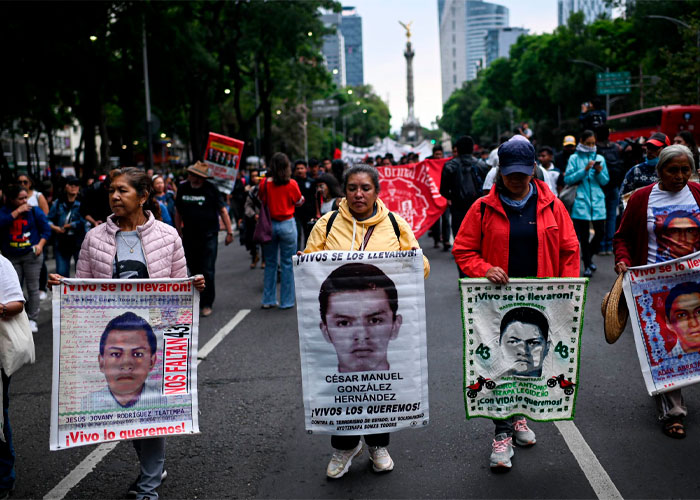 López Obrador entrega primer documento con 21 puntos a padres de los 43 normalistas