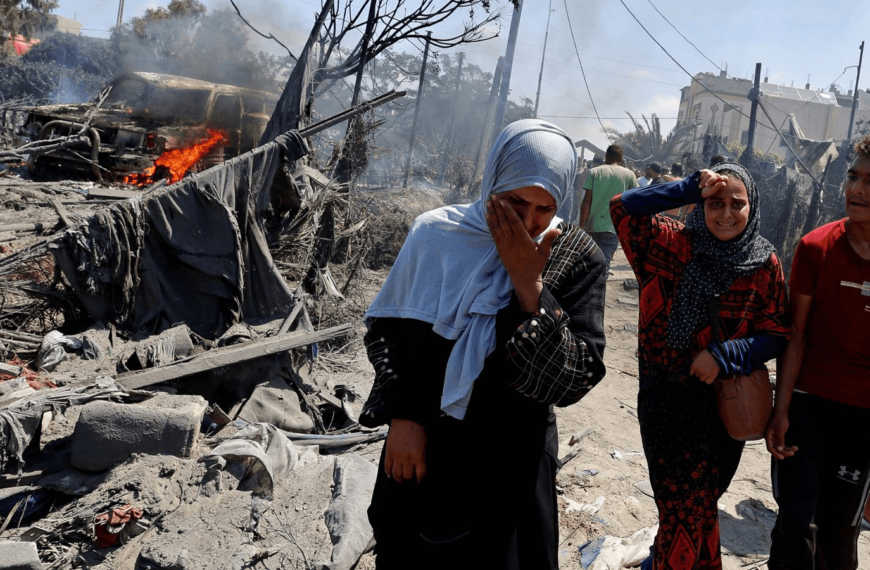Decenas de personas murieron y miles huyeron después de que Israel redujera la “zona humanitaria” en Gaza