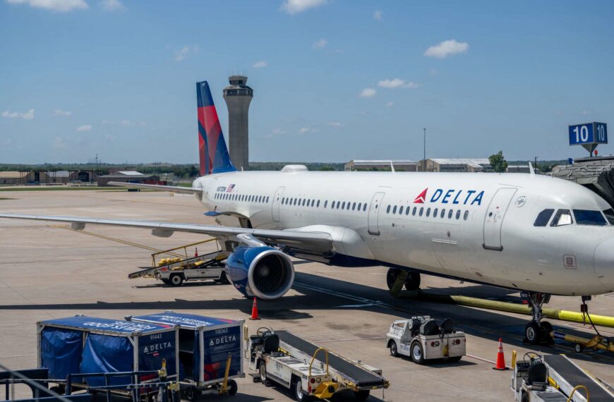 ¿Por qué Delta sigue cancelando vuelos mientras otras aerolíneas vuelven a la normalidad?
