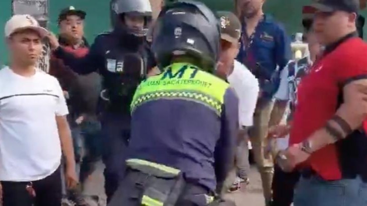 VIDEO: ¡Golpiza a policía de tránsito! Quería multar a un conductor que reparaba una calle dañada