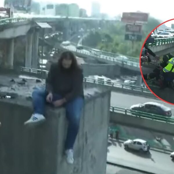VIDEO: Hombre intenta arrojarse del segundo piso de Periférico y es rescatado EN VIVO