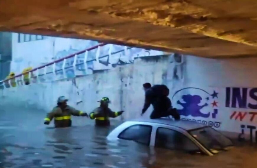 VIDEO: ¡Con el agua hasta el cuello! Hombre atrapado sobre el toldo de su auto en Tecámac