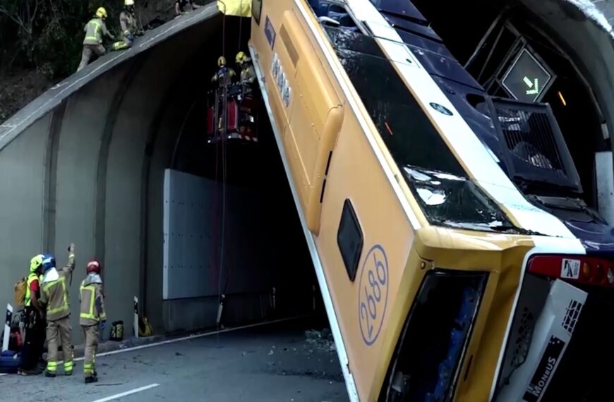Impresionantes imágenes muestran grave accidente de autobús en un túnel en Cataluña