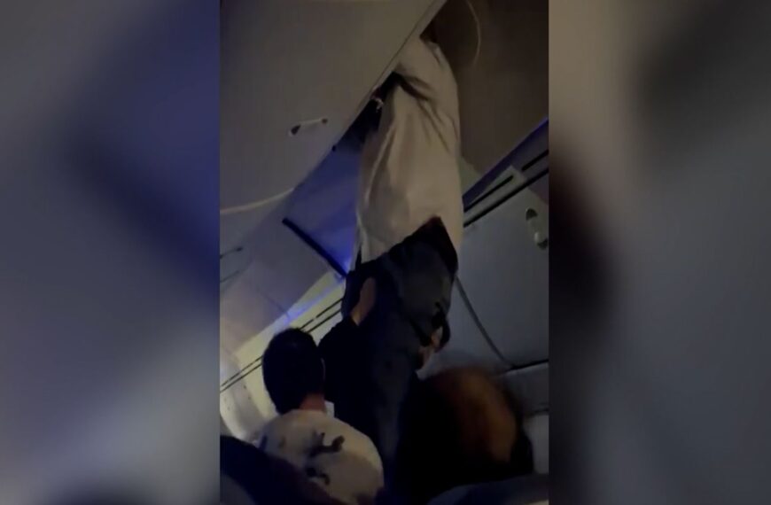 Video muestra a pasajero de avión bajar del compartimento superior para equipaje después de una fuerte turbulencia