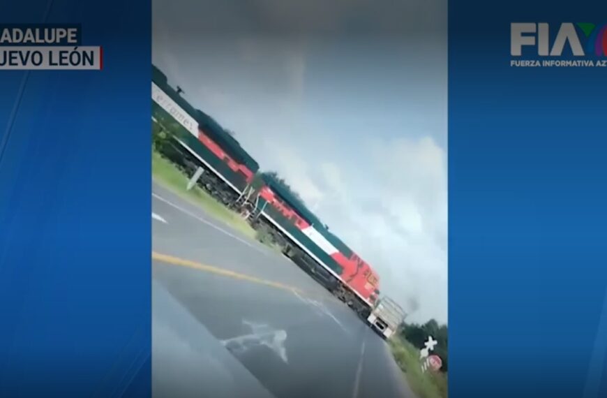 VIDEO: ¡Sobrevivió de milagro! Tren choca y arrastra a tráiler en Cadereyta, Nuevo León