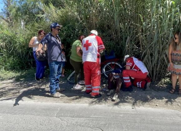 Adulto mayor se marea, cae de bicicleta y casi es arrollado por camión de carga en Saltillo