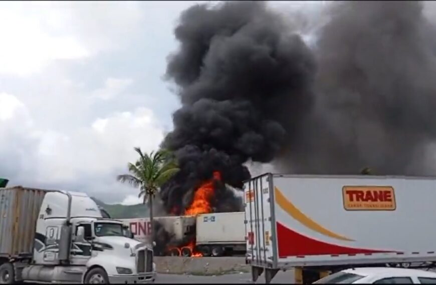 VIDEO: Tractocamión se incendia y cierran autopista Colima-Manzanillo