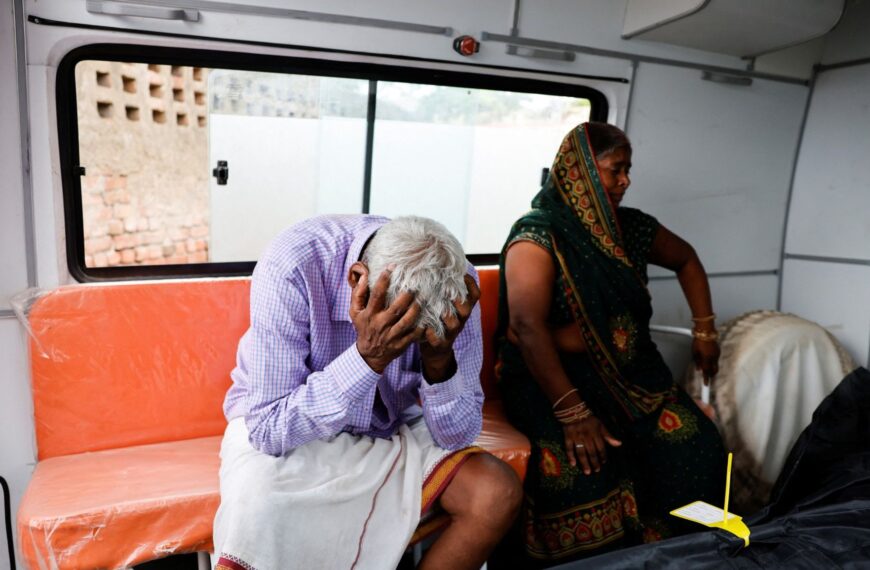 India investiga aplastamiento masivo que dejó más de 100 muertos