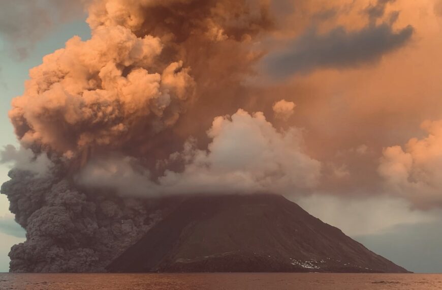 ¡Furia de la naturaleza! Italia activa ALERTA roja por la erupción del volcán Stromboli: VIDEO