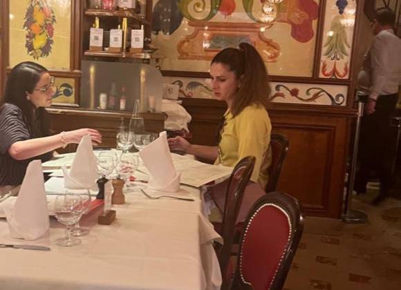 Critican a Ana Guevara al ser captada en emblemático restaurante de París