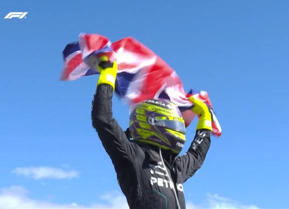 Lewis Hamilton triunfa en GP de Gran Bretaña mientras Checo Pérez lo observa desde el decimoséptimo lugar
