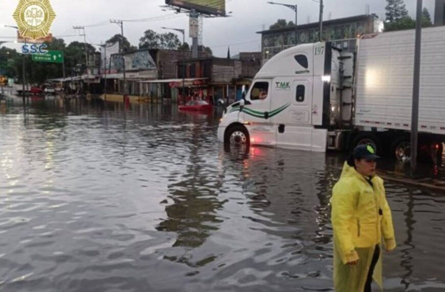 Fuertes lluvias inundan las calles de Iztapalapa y Tláhuac