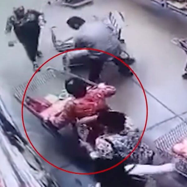 ¿’Montachoques’ en el supermercado? Mujer es víctima de robo en el pasillo (VIDEO)