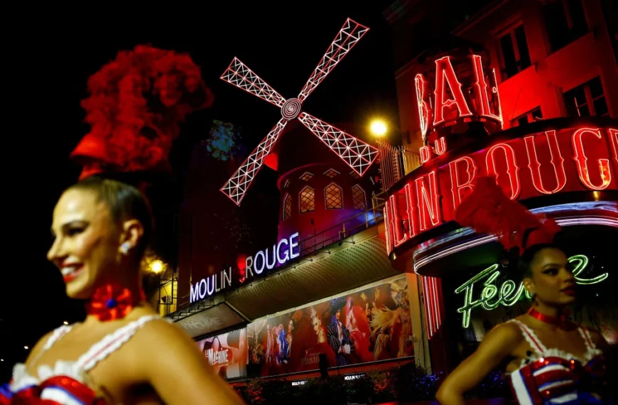 El famoso molino de viento Moulin Rouge de París recupera sus aspas