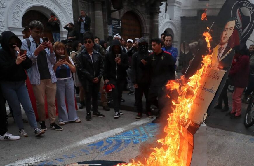 Noboa enfrenta primeras manifestaciones en Ecuador por el alza del precio de las gasolinas