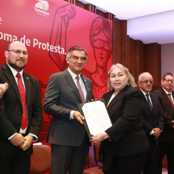 Entrega Américo Villarreal patentes de aspirante a notarios públicos