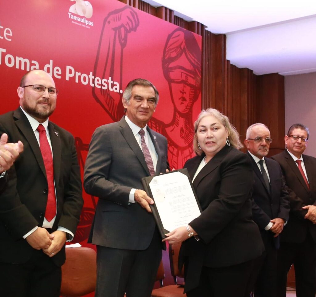 Entrega Américo Villarreal patentes de aspirante a notarios públicos