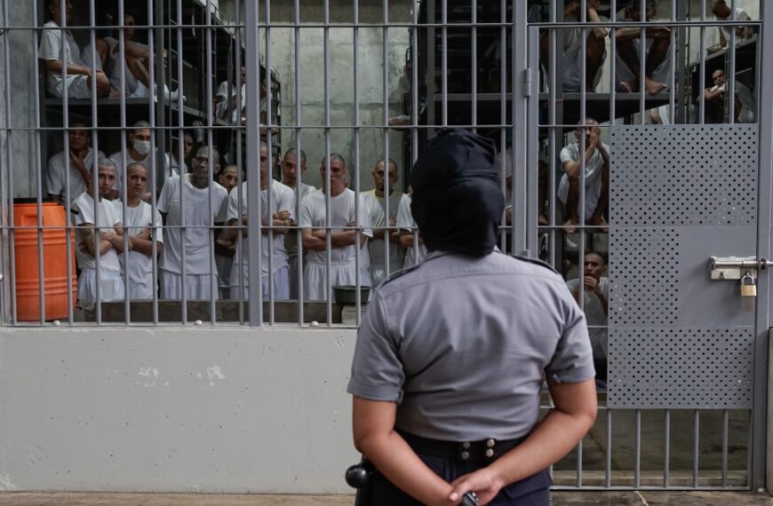 Más de 3.000 menores detenidos en el marco del régimen de excepción en El Salvador, según Human Rights Watch