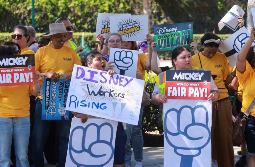 ¡Exigen un mejor salario! Trabajadores de Disneyland protestan afuera de parque temático en California