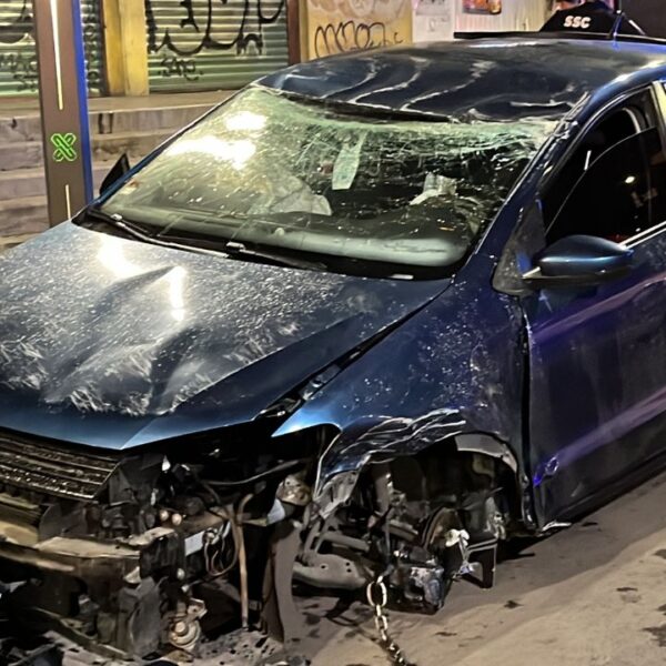Automovilista choca contra poste en la Ignacio Zaragoza; iba a exceso de velocidad