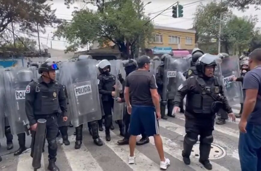 VIDEO: Vecinos de Azcapotzalco intentan impedir la detención de una persona; se pelean con policías