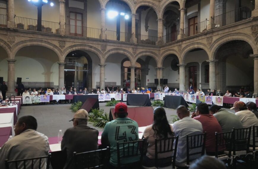 Sheinbaum revela detalles tras reunión con padres de estudiantes desaparecidos de Ayotzinapa