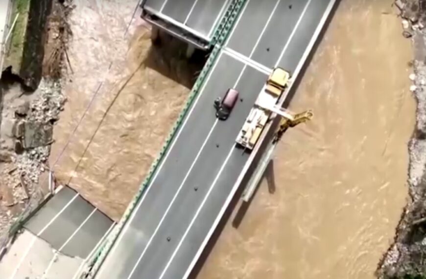 ¡Impresionante derrumbe! Puente de China se hunde por lluvias torrenciales; hay muertos y desaparecidos