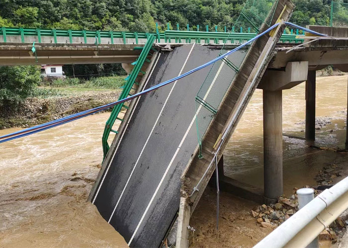 Puente en China se derrumba tras fuertes lluvias; hay 11 muertos y 30 desaparecidos