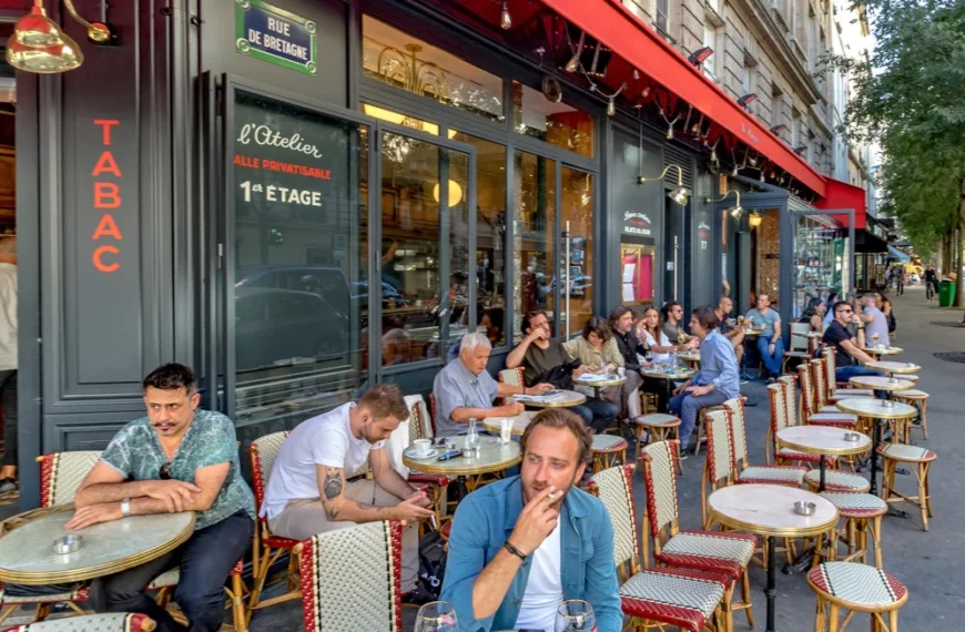Los cafés parisinos son una parte muy querida de la cultura francesa, pero podrían estar en problemas
