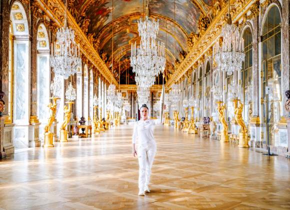 ¡Salma Hayek ilumina la ruta de la antorcha olímpica en Versalles!
