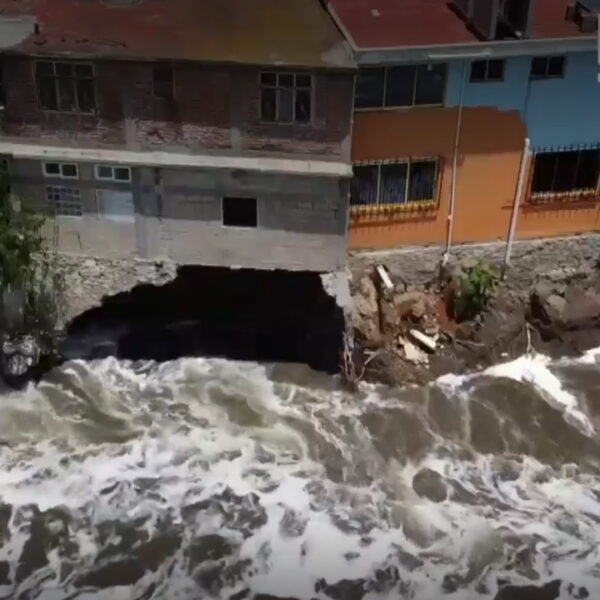 ¡Impresionante socavón! Desalojan a familias, el río se llevó parte de sus casas en Tula, Hidalgo