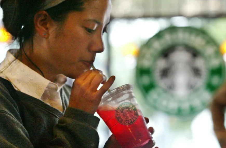 Cafés fríos, pandemia y pedidos para llevar: así cambió su identidad Starbucks para mantener el negocio