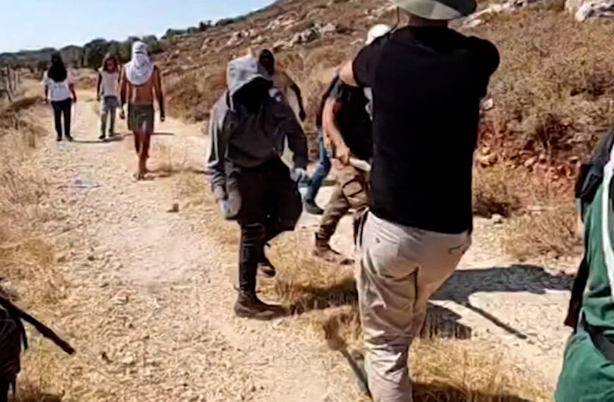 Colonos israelíes atacan a granjeros palestinos y activistas extranjeros en la Ribera Occidental