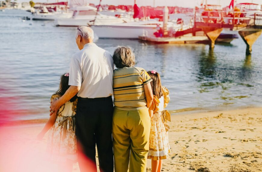 ¡Abuelita soy tu nieto! En Suecia los abuelos cobrarán dinero por cuidar a sus nietos, conoce la razón