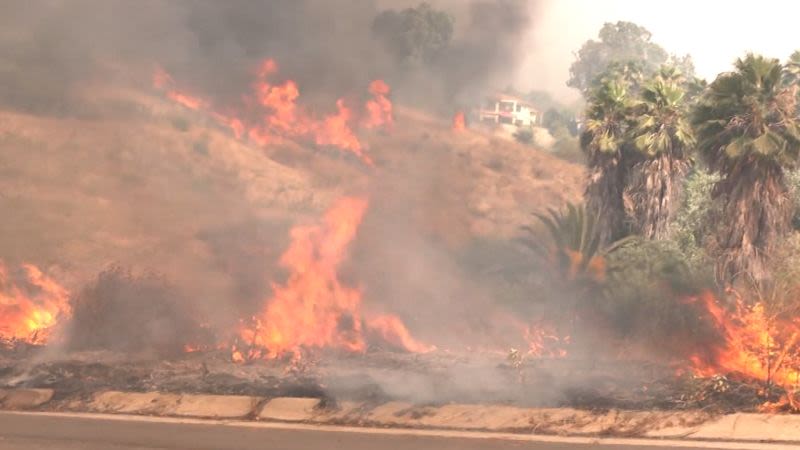 Los bomberos luchan contra un incendio forestal que arrasa 400 hectáreas en California