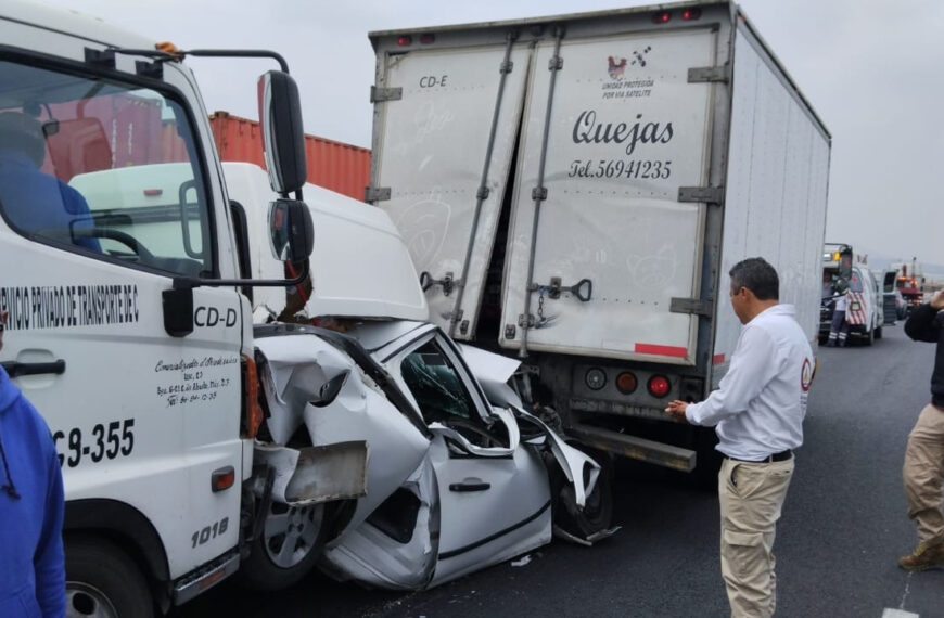 ¡Viven de milagro! Automóvil queda prensado entre dos tráileres en Circuito Exterior Mexiquense